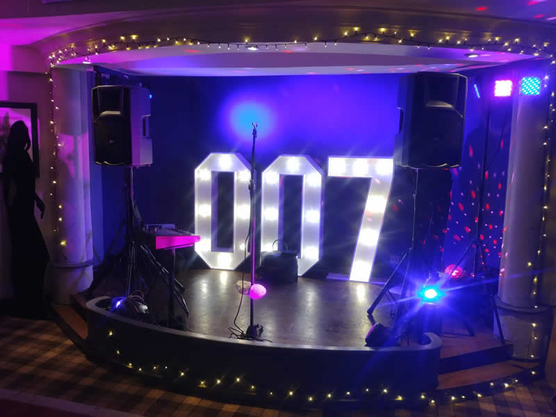 007 Giant Letters